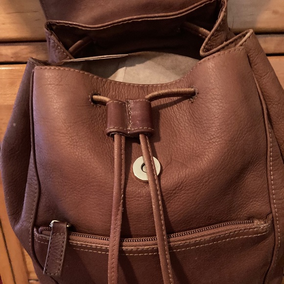 STONE MOUNTAIN Genuine Leather Backpack - Caramel Color - Medium Size - Picture 3 of 4